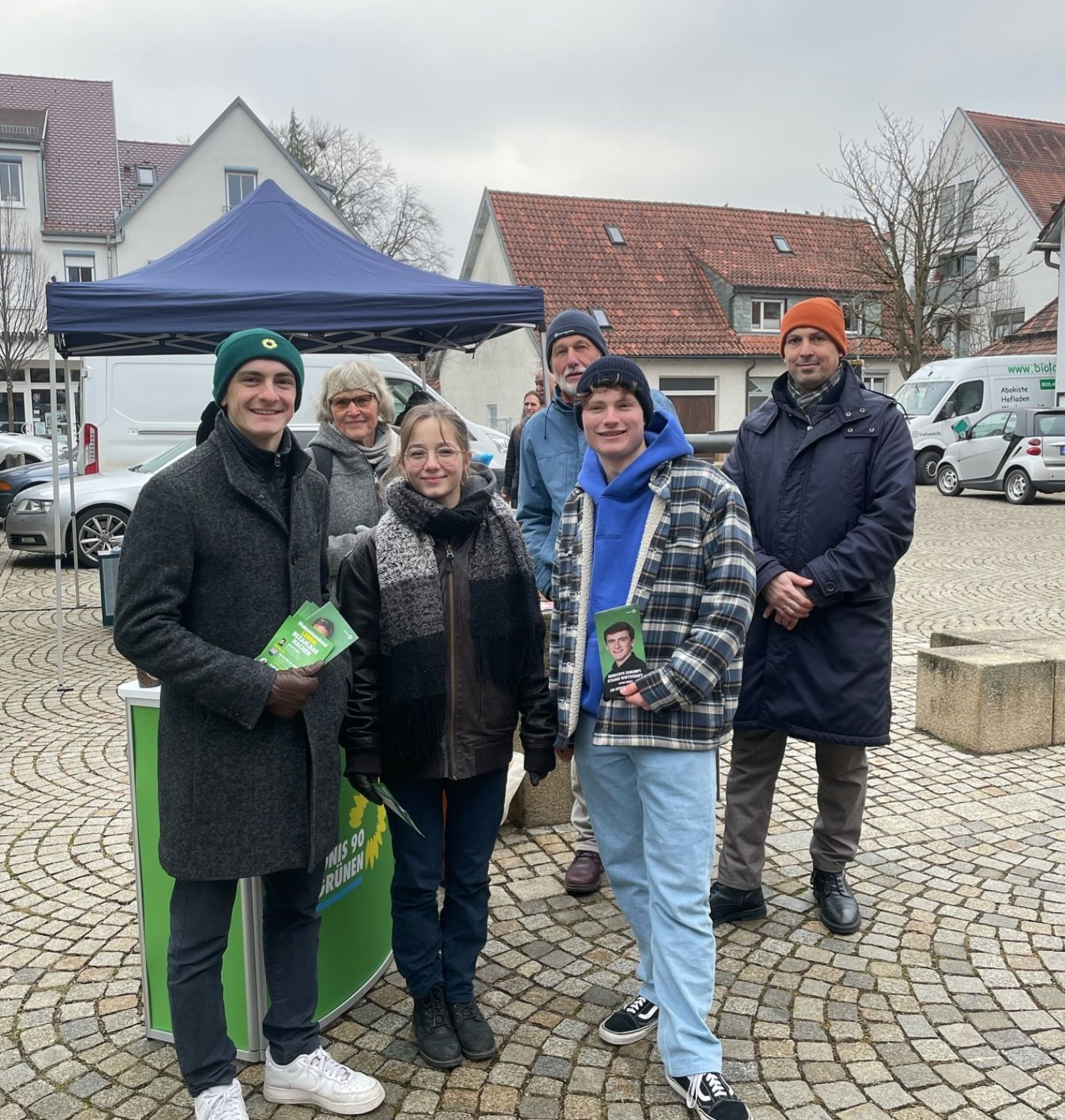 Jaron Immer mit 5 weiteren Wahlkampfhelfern in die Kamera schauend auf dem Kelternplatz in Metzingen mit Flyern für die Bundestagswahl in der Hand